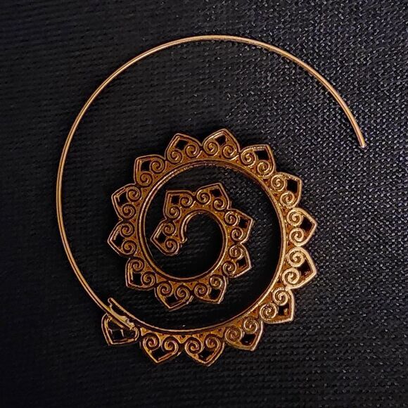 Geometric Swirl Spiral Gold Color Earrings. - Picture 4 of 4
